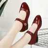 Sapatos femininos de salto médio em couro macio com sola macia, modelo novo outono 2006, com fecho de velcro, bico redondo, sapatos Mary Jane confortáveis para mulheres de meia-idade e idosas