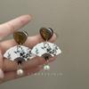 Pendientes de abanico en relieve de estilo chino para mujer, nuevos pendientes de nicho 2024, pendientes de temperamento retro únicos, pendientes de alta gama