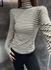 Camiseta listrada de manga longa com gola alta para mulheres, novo suéter de tricô estiloso para outono e inverno de 2026, blusa de base