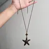Collar con colgante de corazón con estampado de leopardo en cordón de cuero, cadena para la clavícula de diseño único, joyería versátil de lujo ligero de moda al por mayor