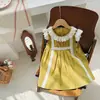 Ropa infantil de nicho con cuello de encaje con volantes vestido plisado para niñas 2026 verano nuevo estilo manga acampanada encaje dulce vestido de princesa