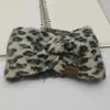 Directo de fábrica otoño e invierno retro estampado de leopardo banda para el cabello de punto pañuelo para la cabeza tocado para lavarse la cara de mujer Joker accesorios cálidos para el cabello