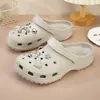 Zapatos con Agujeros para Mujer Verano Nuevo Estilo Ropa Exterior Suela Gruesa Resistentes al Desgaste Sandalias Exteriores EVA Playa Antideslizantes Pareja Pantuflas de Punta Cerrada