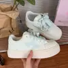 Zapatillas blancas de estilo coreano con suela gruesa, que aumentan la altura y son versátiles para mujer, colección nueva primavera/otoño 2026, adecuadas para estudiantes, casuales y deportivas