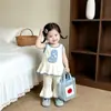 Conjunto Energético de Angelito para Niña: Top de Tirantes Transpirable Amigable con la Piel para Verano Combinado con Pantalones de Campana con Volantes