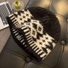 Gorro de lana de punto con cuadros de diamantes a juego de colores vintage para mujer, otoño e invierno 2024, con la cara mostrada, pequeño gorro Baotou para el frío y el calor.