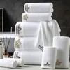 El fabricante vende al por mayor toallas blancas de satén platino 100% algodón, toallas de hotel, toallas de baño y toallas cuadradas, con la opción de bordar logotipos.