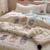 Juego de colcha de terciopelo de leche engrosado de grado A con temática de dibujos animados, incluye cuatro piezas: colcha de retazos bordada de felpa, edredón cálido para otoño e invierno, y núcleo de edredón