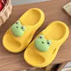 Novas chinelos infantis de EVA para o verão, macios e de sola macia para uso doméstico interno, chinelos antiderrapantes para meninos e meninas, adequados para banho e uso no banheiro, atacado