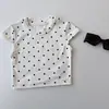 Camiseta de Verano de Manga Corta para Niñas Bebés Niños Marca de Moda Estilo Coreano Ajustada Corta con Lunares Hombros Descubiertos Top Nuevo Estilo 2026