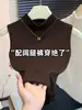 Top sem mangas cor de chá com leite e gola semi-alta, Camiseta elástica de verão, Camiseta regata modeladora para o início do outono, Peça única para atacado