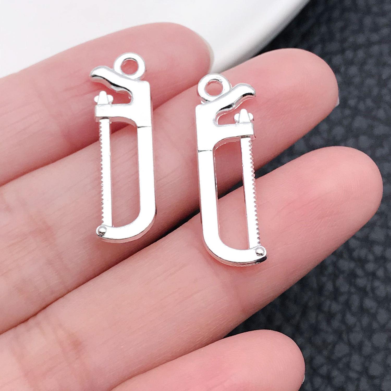 20417-M-亮银锌合金工具锯子25x8mm-1.1g.j