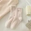 Meias Femininas Zhuji de Cano Médio Outono e Inverno Simples Veludo de Visão Jacquard Coração Meias para Dormir Meias Quentes Grossas de Inverno