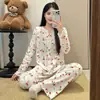 Pijama otoñal relajado para mujer, azul marino con estampado floral, cuello redondo, mangas largas, pantalones largos, conjunto simple casual para casa