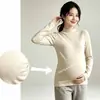 Ropa de maternidad: Camiseta de polar de doble cara con cuello alto medio, un artículo popular de otoño/invierno, disponible en tallas grandes, diseñada para disimular el vientre y minimizar la apariencia del embarazo, con un tejido texturizado resistente a las arrugas y un estilo de capa base moderno