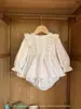 Roupas Infantis Jenny 2026 Outono Novo Macacão Vestido Floral Vintage para Bebês e Crianças Pequenas, Estilo Coreano Doce Macacão com Mangas Bufantes Pequenas para Meninas