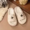 Zapatillas de Felpa Cálidas de Talla Pequeña con Flor Cruzada para Aumentar la Altura para Mujeres 2026 Otoño/Invierno Nuevas Zapatillas de Algodón para Exteriores con una Correa Más Terciopelo