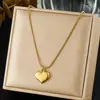 Collar Minimalista Casual Cool con Corazón Dorado, Colgante de Corazón de Acero Inoxidable Chapado en Oro, Cadena para Clavícula para Mujer, Versátil para el Uso Diario
