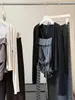 Conjunto de suspensório listrado retrô para mulheres, design de outono com alças irregulares, combinado com um cardigã de tricô, conjunto de duas peças emagrecedor