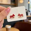 Pendientes de Tachuela de Caballo Rojo Año Nuevo 2026 Chapados en Oro Real Microincrustados con Diamantes Pendientes de Caballo Mecedora de Dibujos Animados Infantiles Estilo Juvenil
