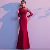 Vestido Elegante Cor de Torrada para a Noiva, Vestido de Noivado Vermelho de Manga Longa Novo Estilo Chinês, Vestido Casual para Casa, Cheongsam de Casamento Cauda de Peixe com Gola Alta