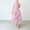 O vestido mais vendido de Miyake é um modelo em linha A com efeito de afinar e marcar a cintura, decote redondo, mangas curtas e uma saia em camadas com babados irregulares de comprimento médio.