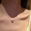 Colar Gotas de Água com Diamante Rosa Brilhante em Forma de Gota Rosa Novo Modelo 2026 Estilo Doce de Luxo Leve Design de Nicho Corrente para Clavícula Personalizada