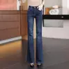 Jeans acampanados de talle alto en color azul para mujer, nueva colección otoño 2026, elásticos, adelgazantes y cropped a una longitud favorecedora para figuras petite