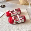 Zapatos de Princesa Bordados de Fresa Dulce Zapatos de Espectáculo para Niñas Lindos Zapatos Pequeños de Cuero Nuevo Estilo Verano 2026 Zapatos de Boca Baja