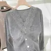 Blusa de tricô com decote V, renda de cílios, única, chique, cardigã de tricô, estilo quente feminino, início da primavera 2025, peça de baixo, camada base, camisa