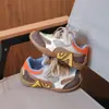 Zapatillas infantiles de bloques de color retro, zapatos casuales para niñas, malla transpirable con velcro, zapatillas versátiles para estudiantes niños.