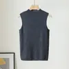 Elegante colete de tricô sem mangas com gola semi-alta para mulheres, feito de lã merino fina, cor sólida, adequado para usar em camadas sob um blazer ou como uma peça de outer wear justa.