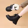Botas Martin de Lã 2024 Moda Feminina Tendência Versátil Fundo Grosso Inverno Novidades Explosivas Estilo Britânico Botas de Cano Curto com Fundo Macio