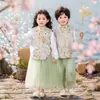 Conjunto de Três Peças Estilo Chinês Tang Suit e Hanfu para Meninos e Meninas, Novo Modelo 2026 Uniformes de Jardim de Infância, Trajes Tradicionais para Apresentações de Palco