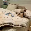 Juego de ropa de cama de cuatro piezas de gasa doble, fresco y sencillo, popular en línea, funda de edredón de encaje de algodón puro, falda de cama, colcha jacquard teñida en hilo, estilo sábana ajustable