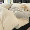 Conjunto de cama luxuoso e elegante de quatro peças com uma textura macia como leite, apresentando fleece espesso, quente e com padrões intrincados para uso no outono e inverno.; também disponível como um conjunto de três peças