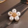 Broche de flor de perla estilo Chanel retro francés para mujer, versátil, de alta gama, con un toque de nicho, ligero, de lujo, a la moda, con temperamento para mujer