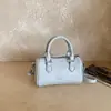 A bolsa-travesseiro de mão popular deste ano é a nova bolsa transversal versátil retrô de verão de 2026 com um design cilíndrico de alta qualidade e elegante.