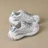 Sapatos populares de caminhada pretos com sola grossa antiderrapante para mulheres, novo modelo de outono de 2026, sapatos estilo "dad shoes" leves e respiráveis em malha que fazem os pés parecerem menores
