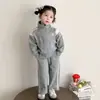 Conjunto casual de otoño para niñas con estampado de corazones, nuevo conjunto de dos piezas de moda para niños pequeños, con chaqueta con cremallera y cuello alto y pantalones largos