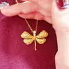 Nuevo Collar de Libélula de Cobre Chapado en Oro para Mujer, Lujo Ligero, Sensación de Alta Gama, Oro Simulado, Cadena Clavicular de Libélula con Diamantes Completos, Regalo para Novia