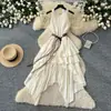 Vestido de alcinha estilo férias para mulheres, com barra amarela assimétrica, cintura marcada e design em A com detalhes de amarração, criando um visual estiloso e elegante.