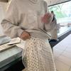 Moletom Cinza Estilo Coreano com Laço e Bordado Pesado de Gola Redonda para Mulheres, Temporada Outono/Inverno 2025, Forrado com Fleece, Caimento Solto, Top que Cobre o Quadril