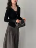 Blusa de Tricô Fina Jiangzuo, Camada Base, Gola V Francesa, Renda na Cintura, Modeladora, com Toque Elegante e de Alta Qualidade para Primavera C87