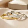 Pulseira versátil de trevo de quatro folhas cravejada de diamantes, europeia e americana, design de nicho simples e estiloso, pulseira versátil feminina de aço inoxidável