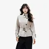 Gabardina corta retro de manga larga con cuello mao para mujer, nuevo estilo otoño 2026, elegante y estilizada con un toque de alta gama