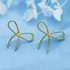 Pendientes de botón de acero inoxidable con forma de lazo, estilo de línea exquisito y moderno, diseño artístico elegante, pendientes versátiles para el día a día, venta al por mayor