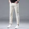 Calça jeans cropped bege de alta qualidade de Hong Kong para homens, calça skinny skinny slim-fit elástica da moda, novo estilo de primavera e outono