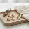 Brincos Pequenos Stud Coração Estilo Hepburn Misteriosos com Pérolas Artificiais Banhados a Ouro 18K Real, Exquisitos e Elegantes, Brincos Simples em Formato de Coração em Estoque