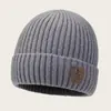 Nuevo Sombrero de Lana Otoño e Invierno Parche de Cuero Sombrero con Protección para las Orejas Hace que la Cara Parezca Más Pequeña Moderno para Salir Sombrero de Punto Cálido Versátil para Hombres y Mujeres